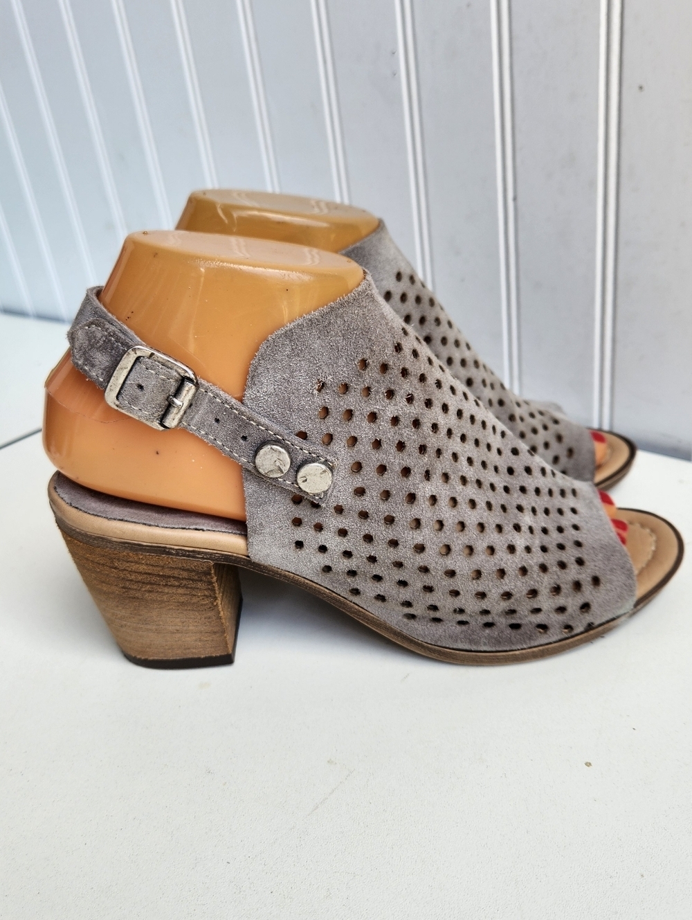 Sophia Milano suede perforated heeled peep toe sandals with ankle strap size 6.5